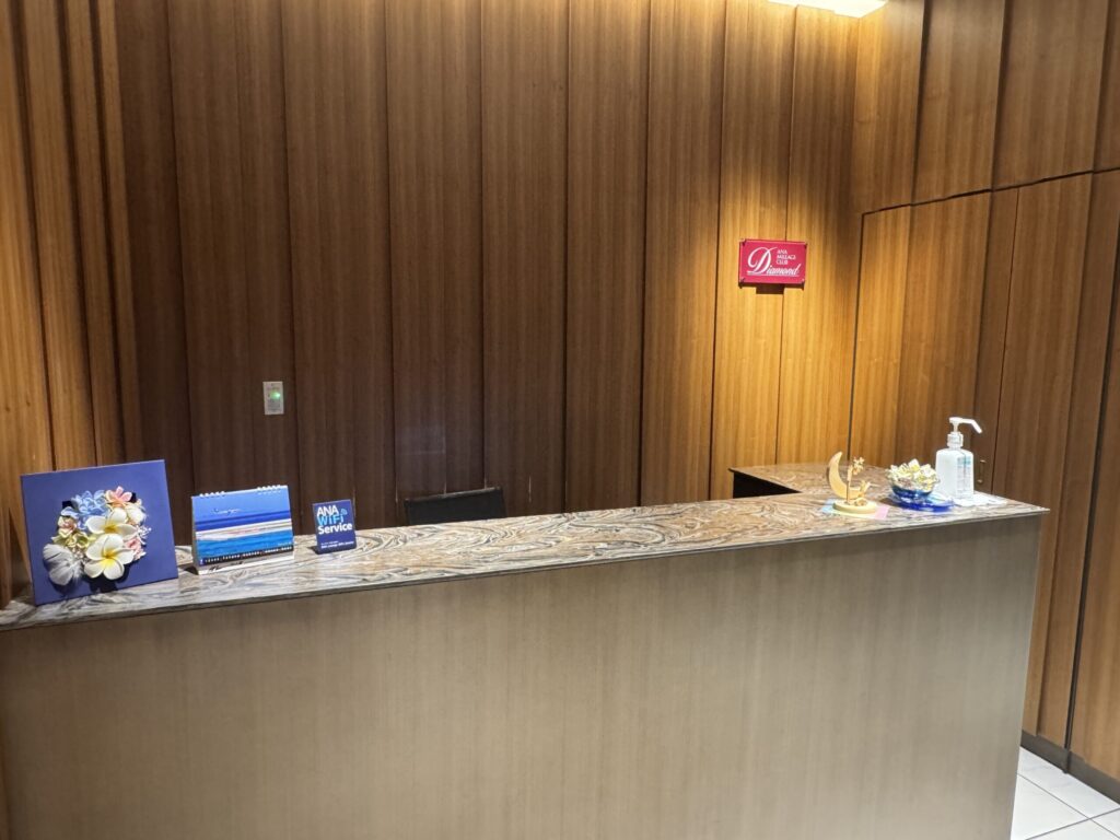 那覇空港 ANAスイートラウンジ受付カウンター